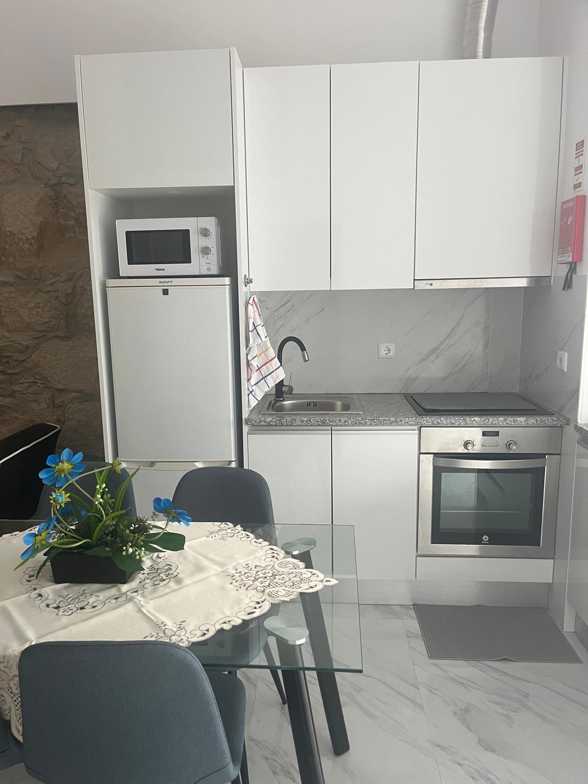 Casa Terrea T1 Com Terraço Junto ao Colegio e Igreja Paroquial do Candal - Imagem 3