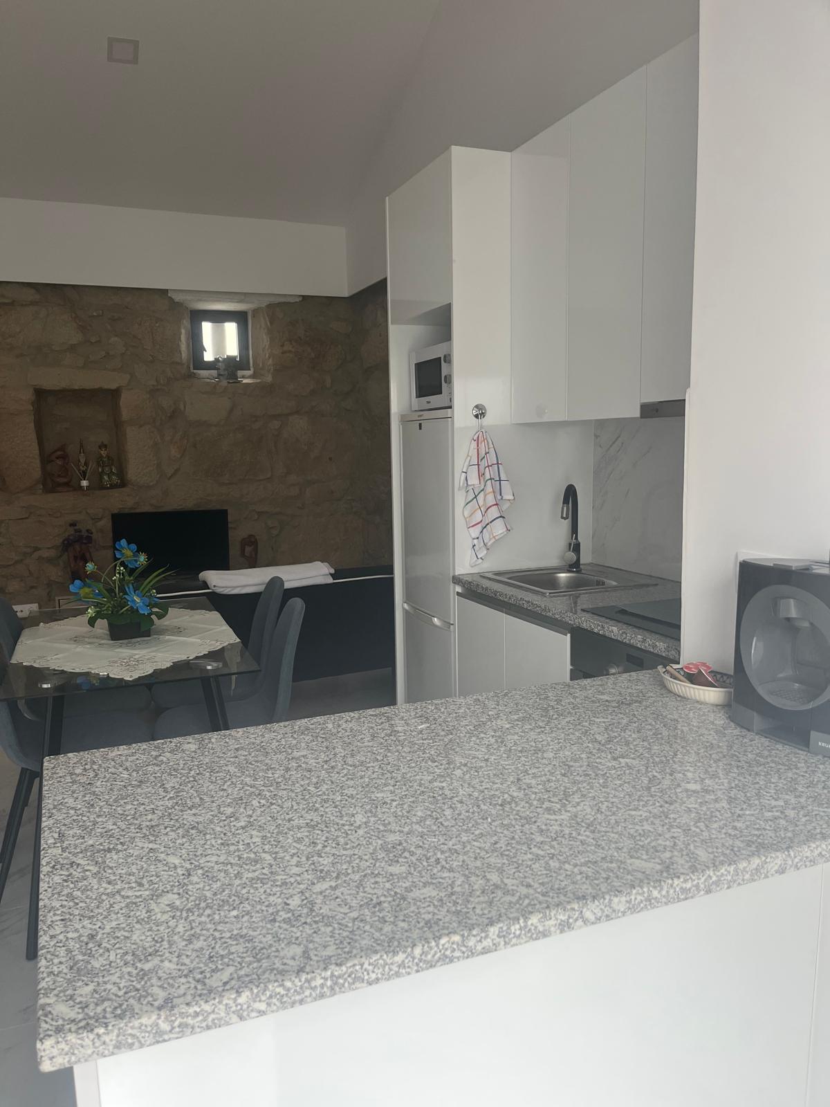 Casa Terrea T1 Com Terraço Junto ao Colegio e Igreja Paroquial do Candal - Imagem 5