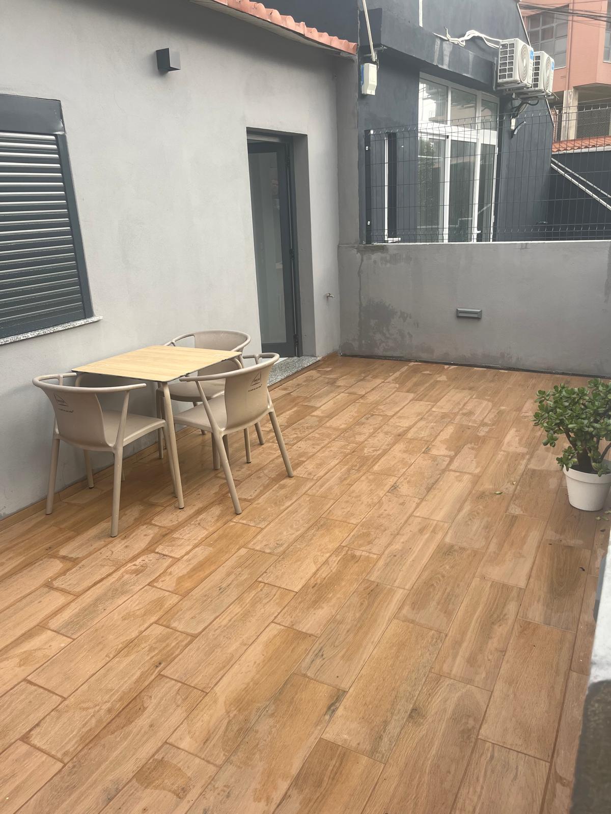 Casa Terrea T1 Com Terraço Junto ao Colegio e Igreja Paroquial do Candal